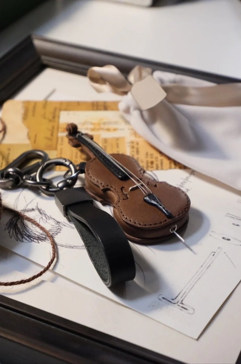 MelodyKey – Crafted Leather Violin &amp; Cello Keychain🎻 - VERRANOO